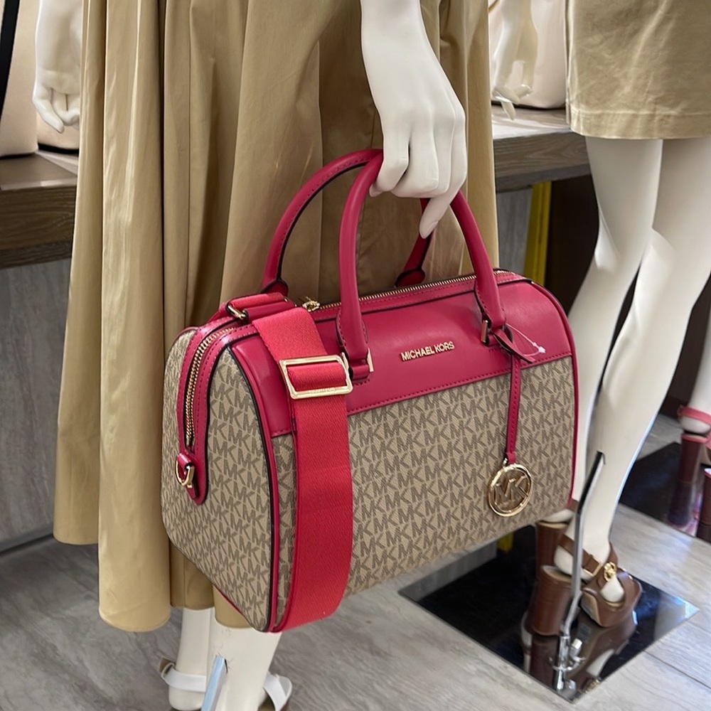 Michael Kors med Duffle Travel - Leather/Coated
Carmine Pink
MD DUFFLE
NWT - Picture 3 of 16